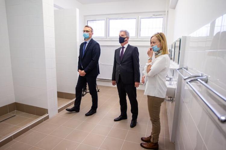 Megújultak a Belvárosi Iskola tornatermi öltözői és vizesblokkjai